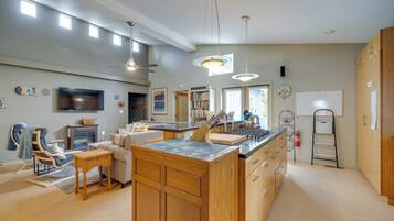 House (6 Bedrooms) | Interior