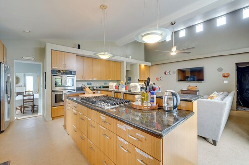 House w/ Hot Tub & Deck - Walk to Seaside Beach!