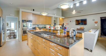 House w/ Hot Tub & Deck - Walk to Seaside Beach!