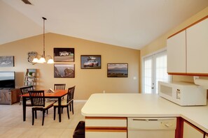 Apartment (2 Bedrooms) | Interior - Screened Porch + Pool Access: Cozy Sebring Condo (Sebring)