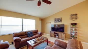 Apartment (2 Bedrooms) | Living area