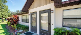 Screened Porch + Pool Access: Cozy Sebring Condo