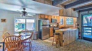 Private kitchen - San Bernardino Mtn Retreat w/ Furnished Deck (Running Springs)