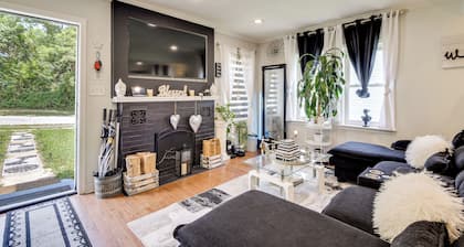 Outdoor Pool & Hot Tub: Retreat - 6 Mi to Dtwn!