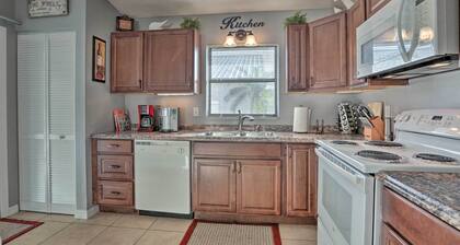 Condo w/ Screened-in Porch, 1 Mi to Sebring Golf!