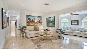 House (4 Bedrooms) | Interior