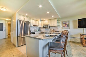 Apartment (1 Bedroom) | Interior - Beachfront Condo: Sunset Views & Pool Access! (Napili-Honokowai)