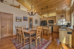 House (3 Bedrooms) | Interior