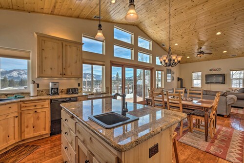 Mountain-view Deck: South Lake Tahoe Retreat!