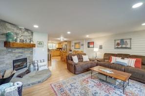 Apartment (4 Bedrooms) | Front of property - Walk to Ski & Golf: Sugar Mountain Condo! (Banner Elk)