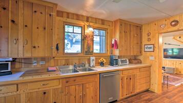 House (5 Bedrooms) | Interior