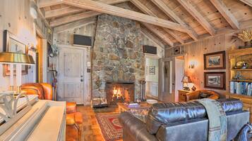 House (5 Bedrooms) | Interior