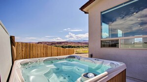 A hot tub with a clear view of a mountainous landscape. - Upscale Moab Townhome w/ Hot Tub: 20 Min to Arches (Moab)