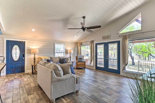 Charming Burnet Cottage w/ Lake View + Porch!