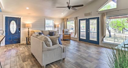 Charming Burnet Cottage w/ Lake View + Porch!