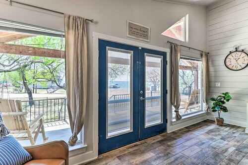 Charming Burnet Cottage w/ Lake View + Porch!