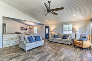Interior - Charming Burnet Cottage w/ Lake View + Porch! (Burnet)