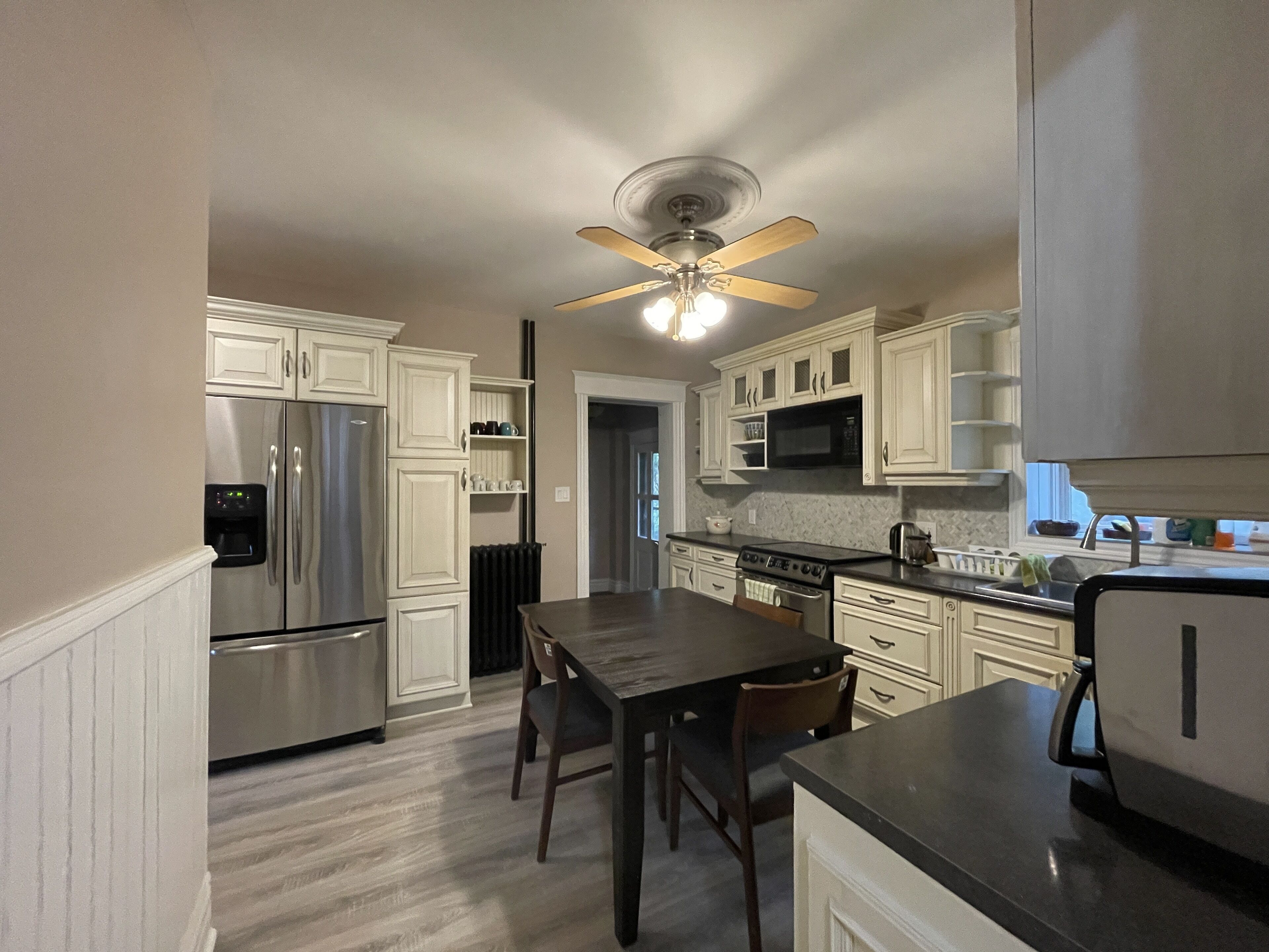 冷蔵庫、電子レンジ、オーブン、コンロ