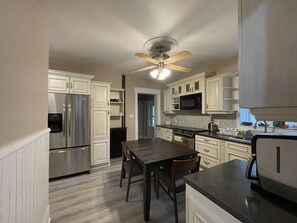 冰箱、微波炉、烤箱、炉灶