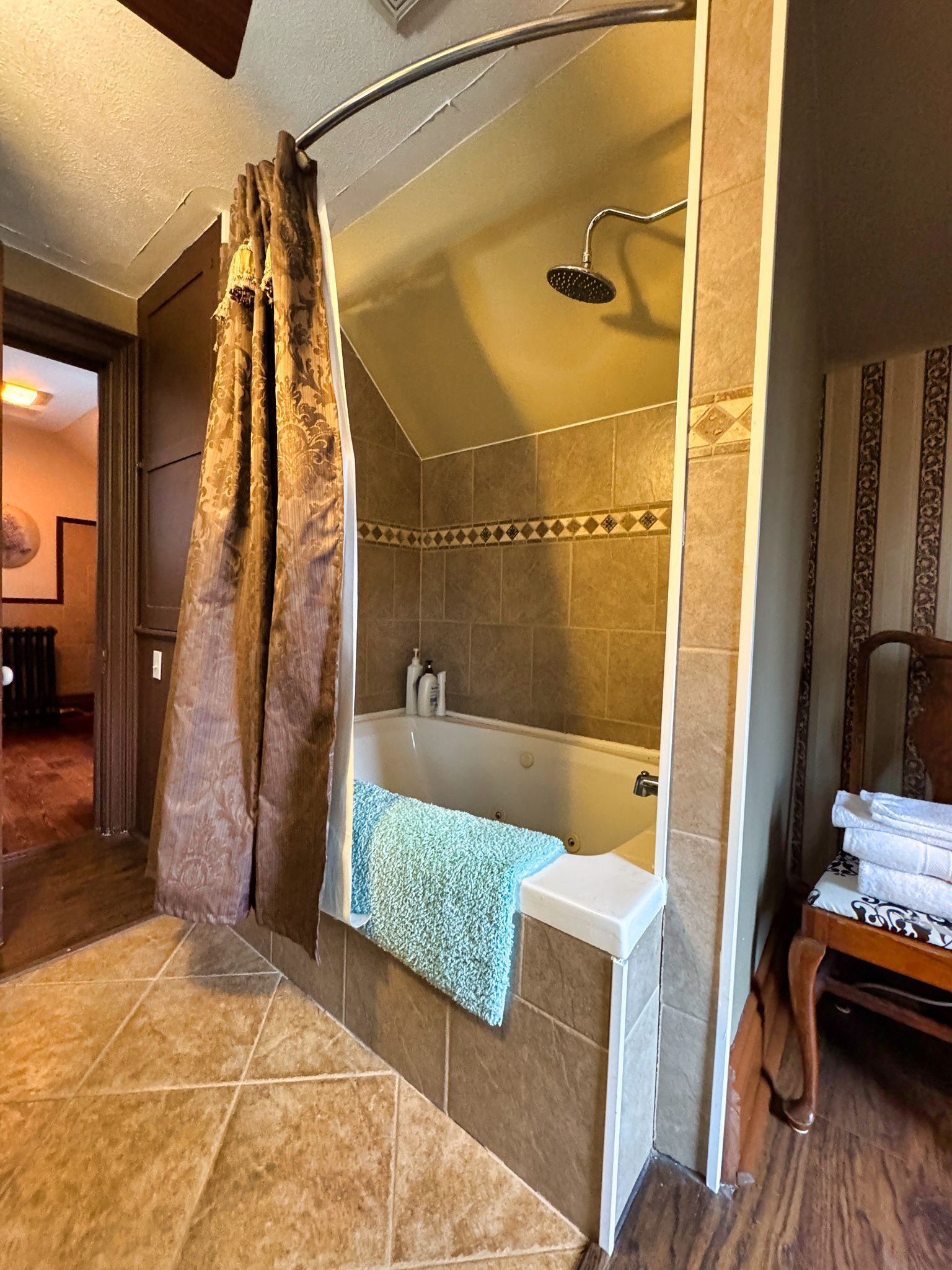 吹风机、毛巾、肥皂、洗发水