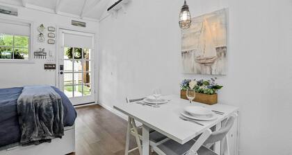 1 Mi to Lewisville Lake Fun: Quaint Cottage!