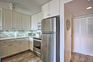 Apartment (2 Bedrooms) | Interior - Downtown Kona Condo w/ Pool Access: Walk to Beach! (Kailua-Kona)