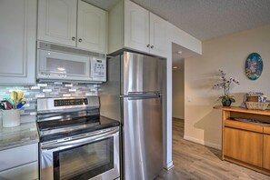 Apartment (2 Bedrooms) | Interior - Downtown Kona Condo w/ Pool Access: Walk to Beach! (Kailua-Kona)