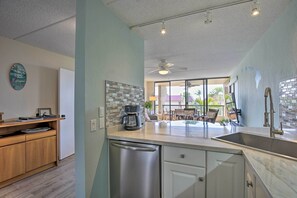 Apartment (2 Bedrooms) | Interior - Downtown Kona Condo w/ Pool Access: Walk to Beach! (Kailua-Kona)