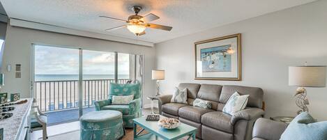 Apartment (3 Bedrooms) | Living area | TV