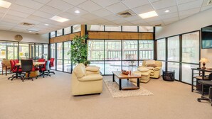 A spacious conference room with a large table, several chairs, a sofa, and a coffee table. - Indoor Pool Near Skiing Tannersville Townhome (Tannersville)