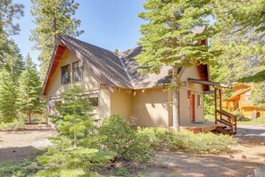 Interior - 2 Mi to Skylandia Beach: Tahoe City Home w/ Deck (Tahoe City)