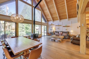 Interior - 2 Mi to Skylandia Beach: Tahoe City Home w/ Deck (Tahoe City)