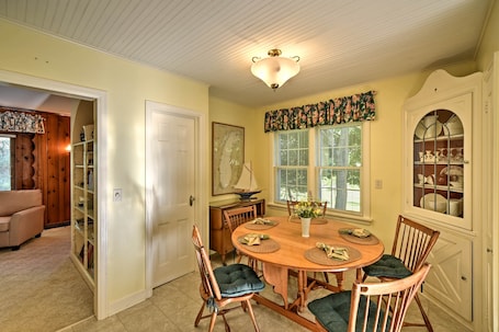 Casa (3 Bedrooms) | Parte interna. Family-friendly Fish Creek 'cape House' w/ Deck!