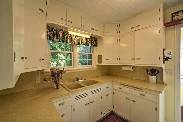 House (3 Bedrooms) | Interior - Family-friendly Fish Creek 'cape House' w/ Deck! (Fish Creek)