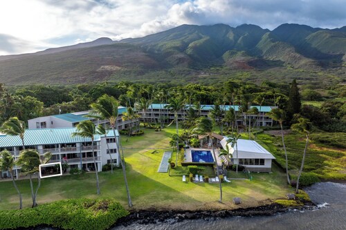 Oceanfront Condo w/ Pool & Grills in Molokai!