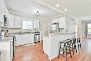 Fridge, microwave, oven, stovetop - Alumni, Parents, Sports - Spacious 3/2.5 Near UGA (Athens)