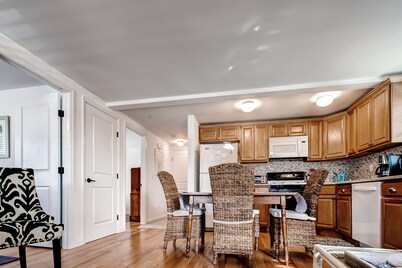 Recently Renovated LBI Apt w/ Deck on Beach Block!