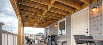 Recently Renovated LBI Apt w/ Deck on Beach Block!