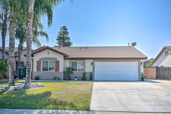 House (3 Bedrooms) | Interior - Stylish Bakersfield Getaway With Pool Table! (Bakersfield)