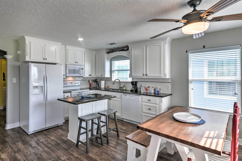 2 Blocks to Gulf: Surfside Beach Family Home! - Shy Pond, TX