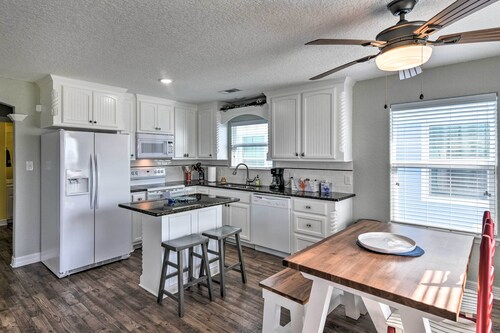 2 Blocks to Gulf: Surfside Beach Family Home!