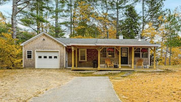 Cottage (2 Bedrooms) | Front of property