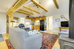 Interior - 12 Mi to Mt Sunapee Ski Resort: Cozy Cottage! (New London)