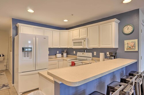 Community Pool & Dock: Lake of the Ozarks Condo!