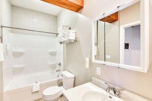 Interior - Cozy Sawyer Apartment - 2 Mi to Warren Dunes Park! (Broken Bow)