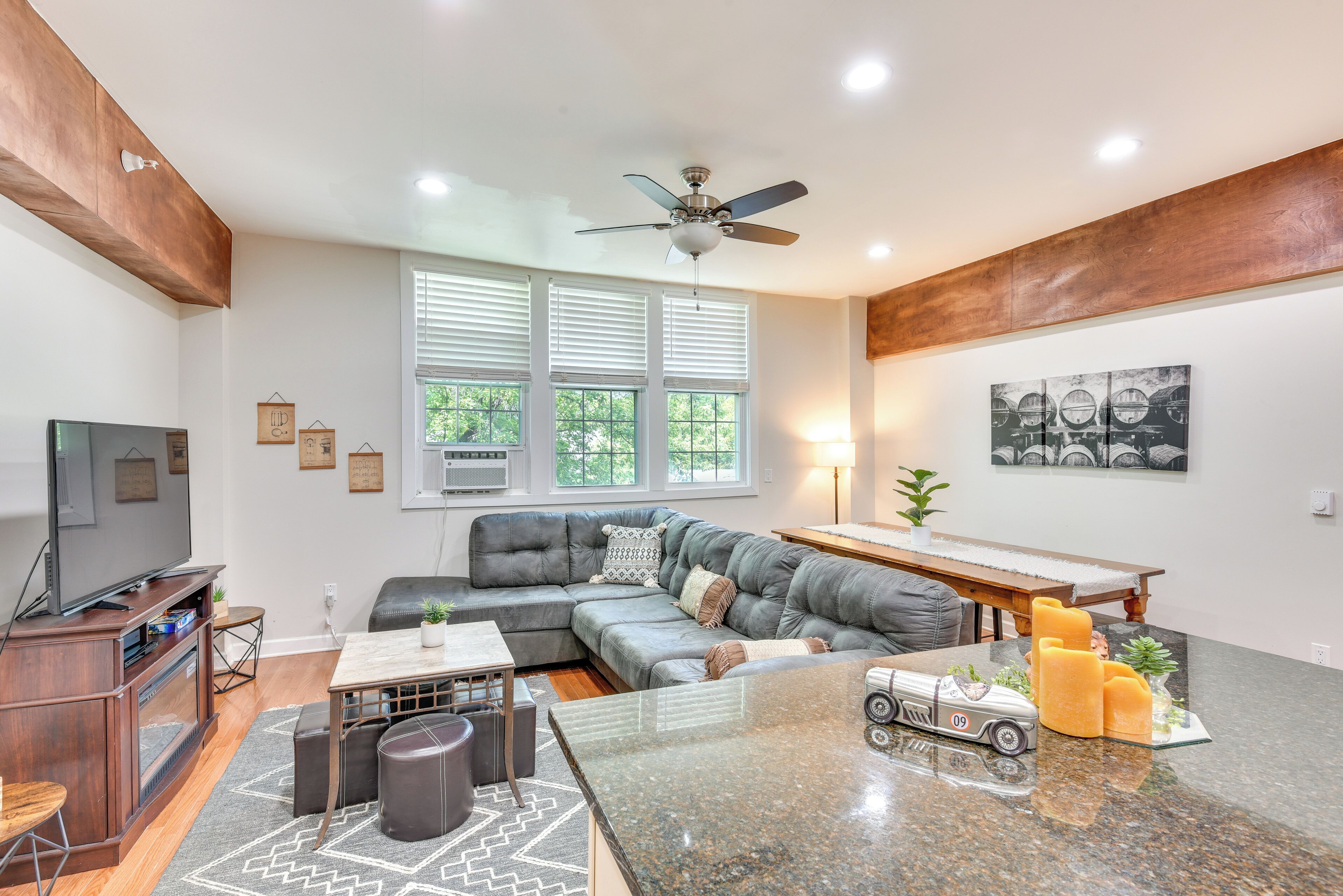 Apartment (2 Bedrooms) | Living area | TV, fireplace