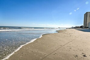 Apartment (1 Bedroom) | Interior - Oceanfront Oasis w/ Deck and Resort Beach Access! (Murrells Inlet)