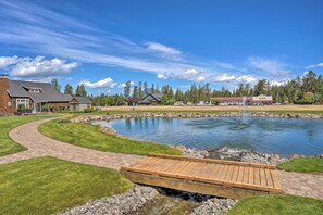 Apartment (3 Bedrooms) | Interior - Sisters Getaway w/ Hot Tub ~ Half-mi to Dtwn! (Sisters)