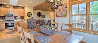 Sisters Getaway w/ Hot Tub ~ Half-mi to Dtwn!