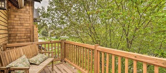 Sisters Getaway w/ Hot Tub ~ Half-mi to Dtwn!